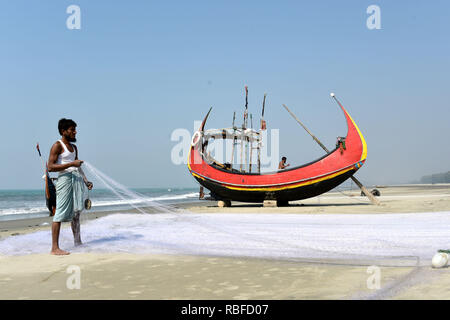 Teknaf, Bangladesch. 9 Jan, 2019. Ein Fischer bereitet seine Angeln net in der Nähe von einem Boot in Teknaf, Cox's Bazar, Bangladesch, Jan. 9, 2019. Als eine faszinierende Fischereihafen, Teknaf, an der Bucht von Bengalen begrenzt im Süden bekannt, ist in Cox's Bazar Viertel, etwa 292 km südöstlich von Dhaka. Credit: Stringer/Xinhua/Alamy leben Nachrichten Stockfoto