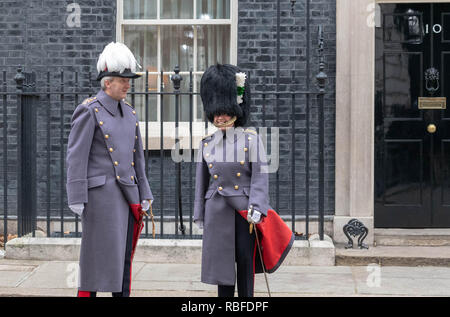 London, Großbritannien. 10. Januar 2019, Generalmajor Bathurst und andere Offiziere warten Shirizo Abe Premierminister von Japan, Besuch von Theresa May MP PC, Premierminister in Downing Street 10, London, UK. Credit: Ian Davidson/Alamy leben Nachrichten Stockfoto