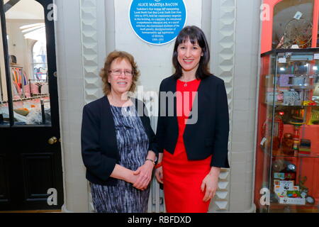 Leeds, West Yorkshire, UK. 10 Jan, 2019. Enthüllung einer blauen Plakette im Leeds Corn Exchange die erste Frau in Yorkshire zu gedenken ein MP zu werden. Durch Yorkshire MP Rachel Reeves & Leeds Stadträtin Judith Blake vorgestellt. Credit: Yorkshire Pics/Alamy leben Nachrichten Stockfoto