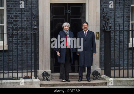 10 Downing Street, London, UK. 10. Januar, 2019. Der britische Premierminister Theresa May begrüßt Ministerpräsident Abe von Japan zu Gesprächen in der Downing Street. Credit: Malcolm Park/Alamy Leben Nachrichten. Stockfoto