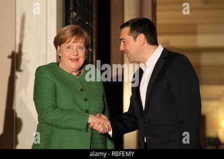 Athen, Griechenland. 10 Jan, 2019. Der griechische Premierminister Alexis Tsipras, schüttelt Hände mit Bundeskanzlerin Angela Merkel während der Begrüßungszeremonie auf dem Flughafen von Athen. (Bild: © aristidis VafeiadakisZUMA Draht) Credit: ZUMA Press, Inc./Alamy leben Nachrichten Stockfoto