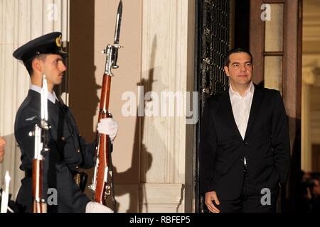 Athen, Griechenland. 10 Jan, 2019. Der griechische Premierminister Alexis Tsipras Bundeskanzlerin Angela Merkel während einer Begrüßungszeremonie in Athen warten. (Bild: © aristidis VafeiadakisZUMA Draht) Credit: ZUMA Press, Inc./Alamy leben Nachrichten Stockfoto