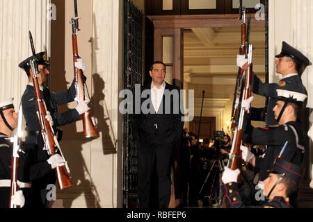 Athen, Griechenland. 10 Jan, 2019. Der griechische Premierminister Alexis Tsipras Bundeskanzlerin Angela Merkel während einer Begrüßungszeremonie in Athen warten. (Bild: © aristidis VafeiadakisZUMA Draht) Credit: ZUMA Press, Inc./Alamy leben Nachrichten Stockfoto