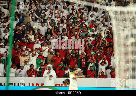 Januar 10, 2019: UAE Fans feiern das Zählen zu 1-0 während der VAE v Indien im Zayed Sports City Stadium in Abu Dhabi, VAE, AFC Asian Cup, asiatische Fußball-Meisterschaft. Ulrik Pedersen/CSM. Stockfoto