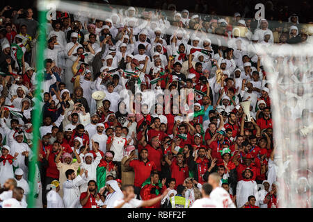 Januar 10, 2019: UAE Fans feiern das Zählen zu 1-0 während der VAE v Indien im Zayed Sports City Stadium in Abu Dhabi, VAE, AFC Asian Cup, asiatische Fußball-Meisterschaft. Ulrik Pedersen/CSM. Stockfoto