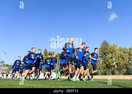 Erwärmen Sie den Player. David Pisot (KSC), Marc Lorenz (KSC), Anton Fink (KSC), Dominik Stroh Engel (KSC), vordere Reihe von links nach rechts. GES/fussball/3. Liga: Karlsruher SC - Trainingslager in Marbella, 10.01.2019 - Fußball 3. Division: Karlsruher SC, Trainingslager, Marbella, Jan 10, 2019 - | Verwendung weltweit Stockfoto