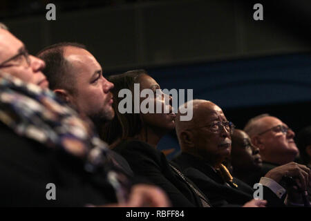 New York, New York, USA. 10 Jan, 2019. (L - R) New York City Rat Sprecher Corey Johnson, New York State Attorney General Leticia James, ehemaliger Bürgermeister von New York David Dinkins, New York City die erste Dame Chirlane McCray und New York Kardinal Timothy Dolan zusehen, wie New York City Bürgermeister Bill De Blasio mit einer Einführung von New York First Lady Chirlane McCray, liefert die 2019 Zustand der Stadt Adresse zu New Yorkern und gewählten Vertreter anwesend bei Symphony Space am Januar 10, 2019 in New York City. Quelle: MPI 43/Media Punch/Alamy leben Nachrichten Stockfoto