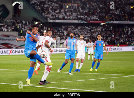 Januar 10, 2019: jeje Lalpekhlua von Indiaclearing die Kugel vor Ali Salmeen der Vereinigten Arabischen Emirate in den VEREINIGTEN ARABISCHEN EMIRATEN v Indien im Zayed Sports City Stadium in Abu Dhabi, VAE, AFC Asian Cup, asiatische Fußball-Meisterschaft. Ulrik Pedersen/CSM. Stockfoto