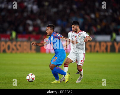 Januar 10, 2019: jeje Indiagoing Lalpekhlua der Vergangenheit Amer Abdulrahman der Vereinigten Arabischen Emirate in den VEREINIGTEN ARABISCHEN EMIRATEN v Indien im Zayed Sports City Stadium in Abu Dhabi, VAE, AFC Asian Cup, asiatische Fußball-Meisterschaft. Ulrik Pedersen/CSM. Stockfoto