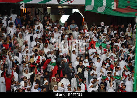 Januar 10, 2019: UAE Fans feiern das Ziel zu 2-0 während der VAE v Indien im Zayed Sports City Stadium in Abu Dhabi, VAE, AFC Asian Cup, asiatische Fußball-Meisterschaft. Ulrik Pedersen/CSM. Stockfoto