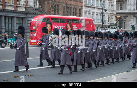 10 Downing Street, London, UK. 10. Januar, 2019. Der britische Premierminister Theresa May begrüßt Ministerpräsident Abe von Japan zu Gesprächen in der Downing Street. Die Band und die Ehrengarde der Irish Guards März Zurück zu Wellington Kasernen nach der Begrüßungszeremonie im Ministerium für auswärtige Angelegenheiten und Commonwealth-Fragen Innenhof. Credit: Malcolm Park/Alamy Leben Nachrichten. Stockfoto