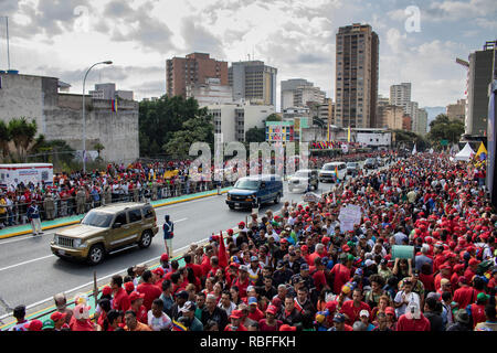 Caracas, Venezuela. 10 Jan, 2019. Autos fahren an den Obersten Gerichtshof, wo die Eröffnungsfeier der venezolanische Präsident Maduro stattfand. Maduro wurde für seine zweite Amtszeit vereidigt. Zahlreiche Mitgliedstaaten, internationalen Organisationen und der venezolanischen Opposition sprach von einem undemokratischen Wahlen und nicht das Ergebnis der letzten Wahlen erkennen. Credit: Rayner Pena/dpa/Alamy leben Nachrichten Stockfoto