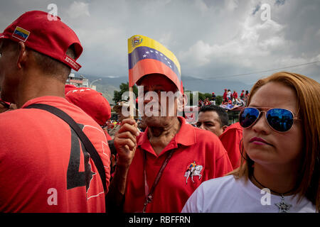 Caracas, Venezuela. 10 Jan, 2019. Anhänger der venezolanischen Regierung nehmen Sie teil an einer Kundgebung in Rot in der Unterstützung von Präsident Maduro. Maduro wurde für seine zweite Amtszeit vereidigt. Zahlreiche Mitgliedstaaten, internationalen Organisationen und der venezolanischen Opposition sprach von einem undemokratischen Wahlen und nicht das Ergebnis der letzten Wahlen erkennen. Credit: Rayner Pena/dpa/Alamy leben Nachrichten Stockfoto