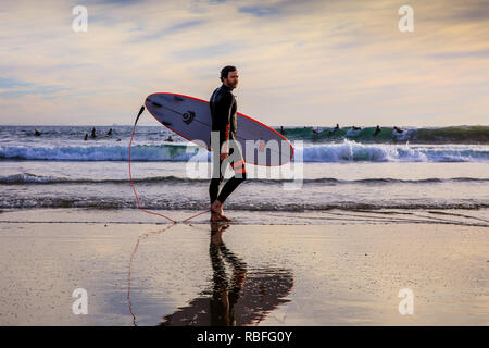 Venice Beach, Los Angeles, USA. 9. Jan 2019. Surfer auf Venice Beach, Los Angeles Credit: Oliver Dixon/Alamy leben Nachrichten Stockfoto