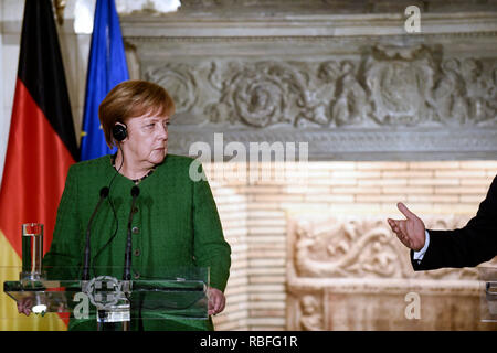 Athen, Griechenland. 10 Jan, 2019. Die deutsche Bundeskanzlerin Angela Merkel (CDU) sieht nach ihrem Treffen mit dem Premierminister von Griechenland während einer gemeinsamen Pressekonferenz auf Alexis Tsipras. Credit: Angelos Tzortzinis/dpa/Alamy leben Nachrichten Stockfoto