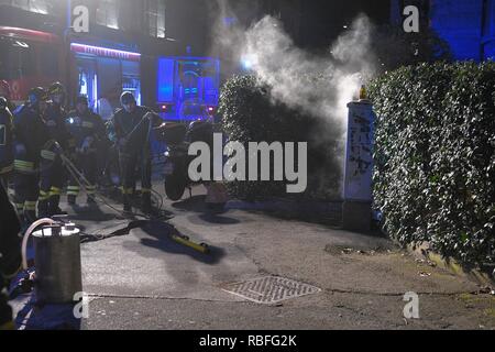 Foto LaPresse - Daniele Leone 10/01/19 Roma ITA Cronaca Roma. Incendio rete Elettrica sotterranea, der Piazzale delle Belle Arti con angolo Via Flaminia Nella Foto: Ich Vigili del Fuoco sul luogo Dell&#x2019;Incendio, senza Luce la Zona circostante Stockfoto