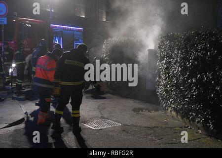 Foto LaPresse - Daniele Leone 10/01/19 Roma ITA Cronaca Roma. Incendio rete Elettrica sotterranea, der Piazzale delle Belle Arti con angolo Via Flaminia Nella Foto: Ich Vigili del Fuoco sul luogo Dell&#x2019;Incendio, senza Luce la Zona circostante Stockfoto