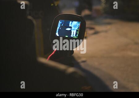 Foto LaPresse - Daniele Leone 10/01/19 Roma ITA Cronaca Roma. Incendio rete Elettrica sotterranea, der Piazzale delle Belle Arti con angolo Via Flaminia Nella Foto: Ich Vigili del Fuoco sul luogo Dell&#x2019;Incendio, senza Luce la Zona circostante Stockfoto