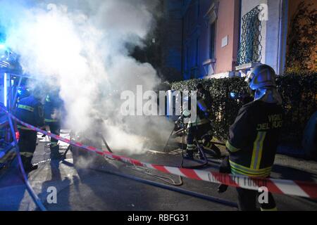 Foto LaPresse - Daniele Leone 10/01/19 Roma ITA Cronaca Roma. Incendio rete Elettrica sotterranea, der Piazzale delle Belle Arti con angolo Via Flaminia Nella Foto: Ich Vigili del Fuoco sul luogo Dell&#x2019;Incendio, senza Luce la Zona circostante Stockfoto