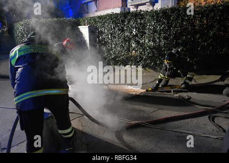 Foto LaPresse - Daniele Leone 10/01/19 Roma ITA Cronaca Roma. Incendio rete Elettrica sotterranea, der Piazzale delle Belle Arti con angolo Via Flaminia Nella Foto: Ich Vigili del Fuoco sul luogo Dell&#x2019;Incendio, senza Luce la Zona circostante Stockfoto