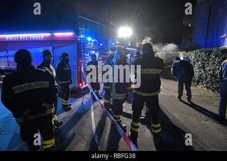 Foto LaPresse - Daniele Leone 10/01/19 Roma ITA Cronaca Roma. Incendio rete Elettrica sotterranea, der Piazzale delle Belle Arti con angolo Via Flaminia Nella Foto: Ich Vigili del Fuoco sul luogo Dell&#x2019;Incendio, senza Luce la Zona circostante Stockfoto