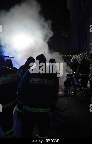 Foto LaPresse - Daniele Leone 10/01/19 Roma ITA Cronaca Roma. Incendio rete Elettrica sotterranea, der Piazzale delle Belle Arti con angolo Via Flaminia Nella Foto: Ich Vigili del Fuoco sul luogo Dell&#x2019;Incendio, senza Luce la Zona circostante Stockfoto