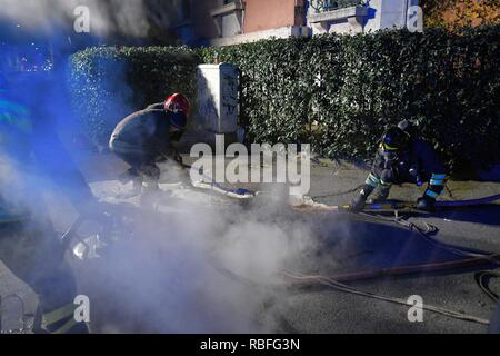 Foto LaPresse - Daniele Leone 10/01/19 Roma ITA Cronaca Roma. Incendio rete Elettrica sotterranea, der Piazzale delle Belle Arti con angolo Via Flaminia Nella Foto: Ich Vigili del Fuoco sul luogo Dell&#x2019;Incendio, senza Luce la Zona circostante Stockfoto