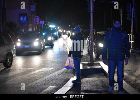 Foto LaPresse - Daniele Leone 10/01/19 Roma ITA Cronaca Roma. Incendio rete Elettrica sotterranea, der Piazzale delle Belle Arti con angolo Via Flaminia Nella Foto: Ich Vigili del Fuoco sul luogo Dell&#x2019;Incendio, senza Luce la Zona circostante Stockfoto