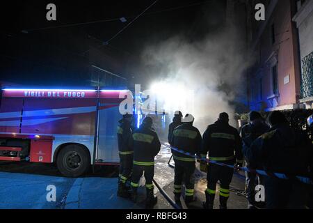 Foto LaPresse - Daniele Leone 10/01/19 Roma ITA Cronaca Roma. Incendio rete Elettrica sotterranea, der Piazzale delle Belle Arti con angolo Via Flaminia Nella Foto: Ich Vigili del Fuoco sul luogo Dell&#x2019;Incendio, senza Luce la Zona circostante Stockfoto