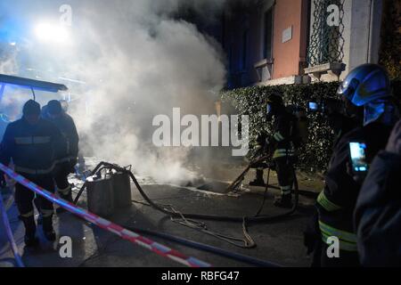 Foto LaPresse - Daniele Leone 10/01/19 Roma ITA Cronaca Roma. Incendio rete Elettrica sotterranea, der Piazzale delle Belle Arti con angolo Via Flaminia Nella Foto: Ich Vigili del Fuoco sul luogo Dell&#x2019;Incendio, senza Luce la Zona circostante Stockfoto