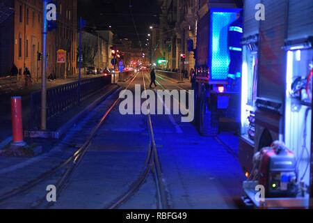 Foto LaPresse - Daniele Leone 10/01/19 Roma ITA Cronaca Roma. Incendio rete Elettrica sotterranea, der Piazzale delle Belle Arti con angolo Via Flaminia Nella Foto: Ich Vigili del Fuoco sul luogo Dell&#x2019;Incendio, senza Luce la Zona circostante Stockfoto