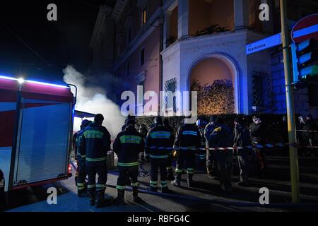 Foto LaPresse - Daniele Leone 10/01/19 Roma ITA Cronaca Roma. Incendio rete Elettrica sotterranea, der Piazzale delle Belle Arti con angolo Via Flaminia Nella Foto: Ich Vigili del Fuoco sul luogo Dell&#x2019;Incendio, senza Luce la Zona circostante Stockfoto