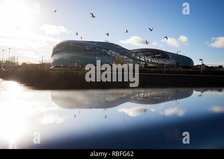 Dublin, Irland. 03 Dez, 2018. Möwen fliegen über das Aviva Stadium. Credit: Christian Charisius/dpa/Alamy leben Nachrichten Stockfoto