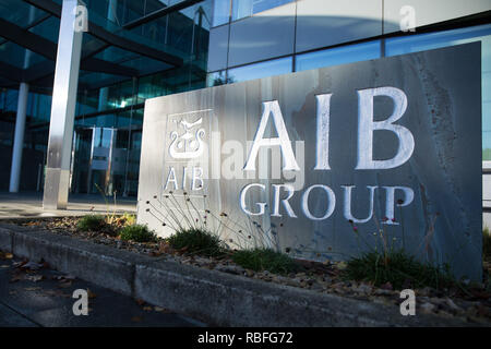 Dublin, Irland. 03 Dez, 2018. Die Beschriftung des Irischen Commercial Bank AIB (Allied Irish Banks) können neben dem Eingang der Bank head Office gesehen werden. Credit: Christian Charisius/dpa/Alamy leben Nachrichten Stockfoto