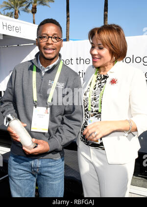 Las Vegas, NV, USA. 10 Jan, 2019. Wasalu Jaco professionell als Lupe Fiasco und Bürgermeister von Flint Michigan, Karen Weber an der Null Masse Wasser stand während der CES 2019 in Las Vegas, Nevada am 10. Januar 209 bekannt. Credit: Damairs Carter/Medien Punch/Alamy leben Nachrichten Stockfoto