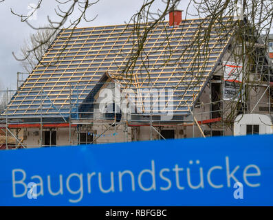 10 Januar 2019, Brandenburg, Frankfurt (Oder): ein Schild mit der Aufschrift "Baugrundstücke" steht am Rande der Baustelle mit einer Shell von zu Hause. Foto: Patrick Pleul/dpa-Zentralbild/ZB Stockfoto