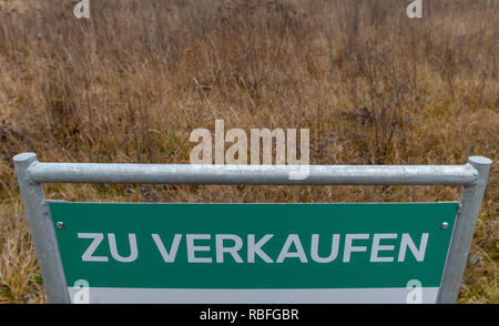 10 Januar 2019, Brandenburg, Frankfurt (Oder): Es gibt ein Schild "Zum Verkauf" auf ein leeres Grundstück. Foto: Patrick Pleul/dpa-Zentralbild/ZB Stockfoto