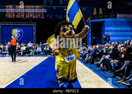 Moskau, Moskau, Russland. 8 Jan, 2019. Chimki Moskau Maskottchen Prost auf die Masse während dem Spiel gegen Fenerbahce Istanbul in Runde 17 der Turkish Airlines Euroleague Spiel der Saison 2018-2019. Credit: Nicholas Müller/SOPA Images/ZUMA Draht/Alamy leben Nachrichten Stockfoto