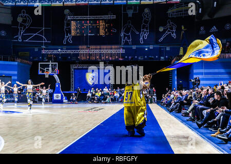 Moskau, Moskau, Russland. 8 Jan, 2019. Chimki Moskau Maskottchen Prost auf die Masse während dem Spiel gegen Fenerbahce Istanbul in Runde 17 der Turkish Airlines Euroleague Spiel der Saison 2018-2019. Credit: Nicholas Müller/SOPA Images/ZUMA Draht/Alamy leben Nachrichten Stockfoto