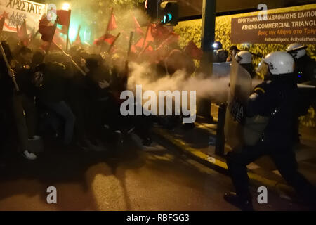 Athen, Griechenland. 10. Jan 2019. Protesters clash mit Bereitschaftspolizei während des Besuchs der deutschen Bundeskanzlerin Angela Merkel in Athen, Griechenland. Credit: Nicolas Koutsokostas/Alamy Leben Nachrichten. Stockfoto