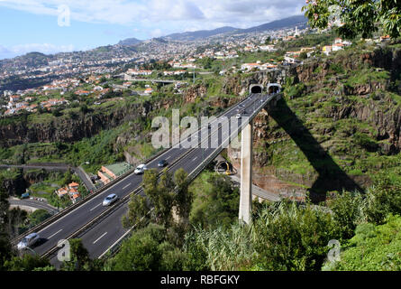 Funchal, Portugal. 20 Nov, 2018. Eine hohe Straße Brücke führt nach Funchal auf der portugiesischen Insel Madeira. Quelle: Holger Hollemann/dpa/Alamy leben Nachrichten Stockfoto