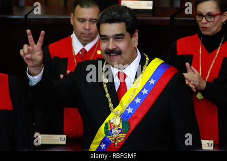 Caracas, Venezuela. 10 Jan, 2019. Venezuelas Präsident Nicolas Maduro (C) Gesten während der Präsidentschaftswahlen Einweihungsfeier in Caracas, Venezuela, Jan. 10, 2019. Nicolas Maduro vor dem Obersten Gerichtshof vereidigt eine neue Amtszeit von sechs Jahren am Donnerstag zu beginnen. Quelle: Andrea Romero/Xinhua/Alamy leben Nachrichten Stockfoto