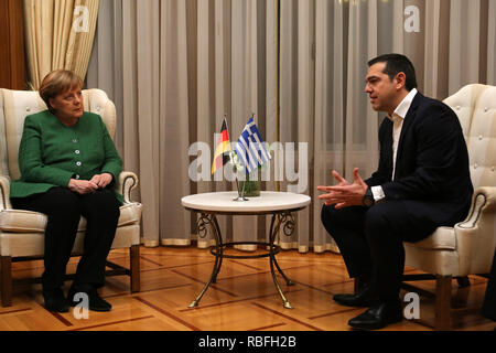 Athen, Griechenland. 10 Jan, 2019. Die deutsche Bundeskanzlerin Angela Merkel (L) trifft sich mit der griechische Premierminister Alexis Tsipras in Athen, Griechenland, Jan. 10, 2019. Der europäische Geist hat sich über die Bewirtschaftung der gemeinsamen Herausforderungen und Europa gestärkt werden eine bessere Zukunft durch Kooperation und nicht Nationalismus, die Deutsche Bundeskanzlerin Angela Merkel sagte am Donnerstag zu Beginn einer zweitägigen Besuch in Athen. Credit: Marios Lolos/Xinhua/Alamy leben Nachrichten Stockfoto