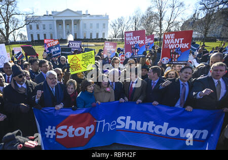 Januar 10, 2019 - Washington, District of Columbia, USA - Hunderte von Bund Arbeitnehmer und Fremdfirmen Kundgebung gegen die teilweise Bundesregierung Herunterfahren vor dem Weißen Haus in Washington, DC (Credit Bild: © Riccardo SaviZUMA Draht) Stockfoto