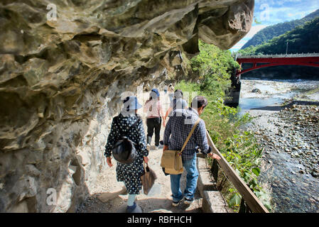 Chiayi County, Taiwan - Dez. 3, 2018 - Taroko Nationalpark Granit/Marmor zu Fuß durch die Berge zu Fuß weg, mit atemberaubender Aussicht. Stockfoto