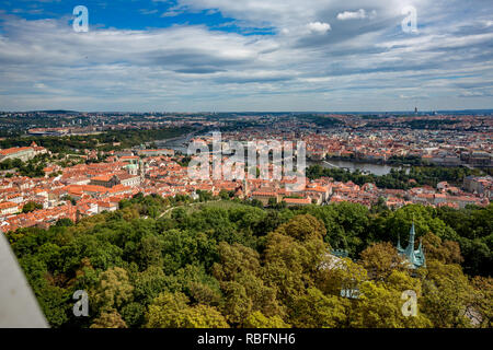 Prager Kleinseite Stadtbild skyline Hohe Betrachtungswinkel wie gesehen als Abstieg von der prächtigen Petrin Beobachtung und Aussichtsturm in Moldau riv Stockfoto