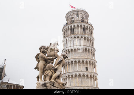 Schiefe Turm von einem leichten Schneefall, Pisa, Toskana, Italien, Europa Stockfoto