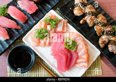 Gemischt in Scheiben Fisch sashimi in weiße Platte. Sashimi Lachs und Thunfisch mit Thunfisch, fliegende Fische roe Kaviar und Foie Gras closeup. Japan Restaurant Menü Stockfoto