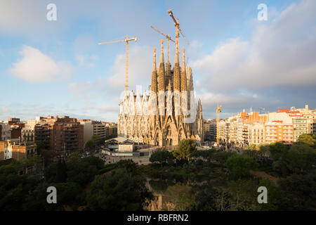 Luftaufnahme der Sagrada Familia, einem großen Römisch-katholische Kirche in Barcelona, Spanien, gestaltet von dem katalanischen Architekten Antoni Gaudi. Stockfoto