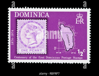 Briefmarke aus Dominica, die die erste Briefmarke der Dominica und eine Karte der Insel Stockfoto